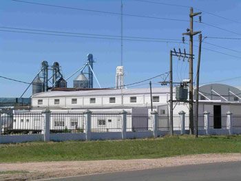 Fachada de la planta sobre la Ex Ruta 18